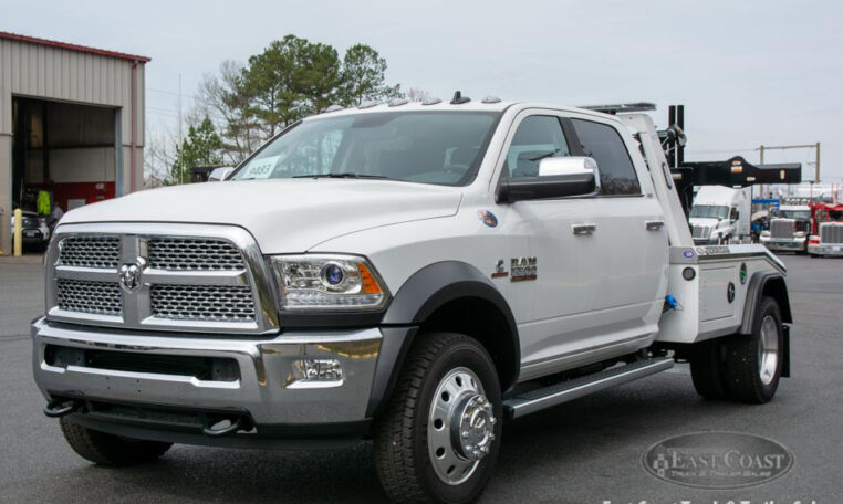 2018 Dodge 4WD 5500 CC White Laramie Truck & Jerr-Dan MPL-40